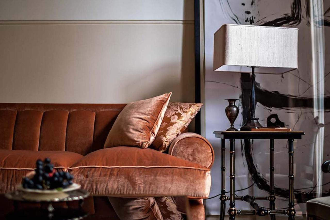 فندق Nomad لندن المظهر الخارجي الصورة A velvet sofa