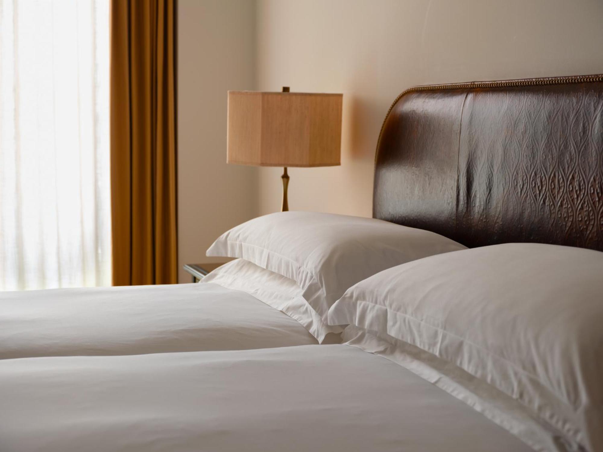 فندق Nomad لندن المظهر الخارجي الصورة A bed with two pillows