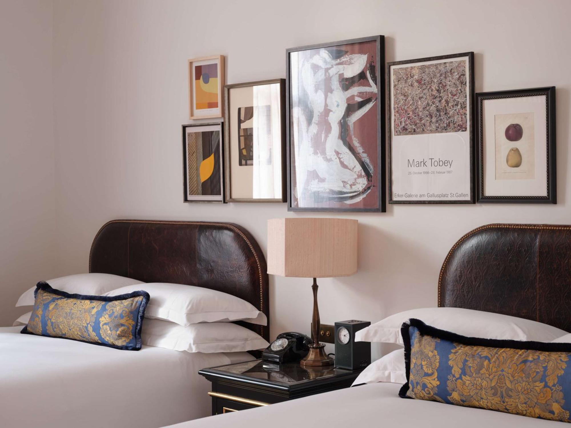 فندق Nomad لندن المظهر الخارجي الصورة Artwork by Mark Rothko in a guest room at The Ritz-Carlton, Boston