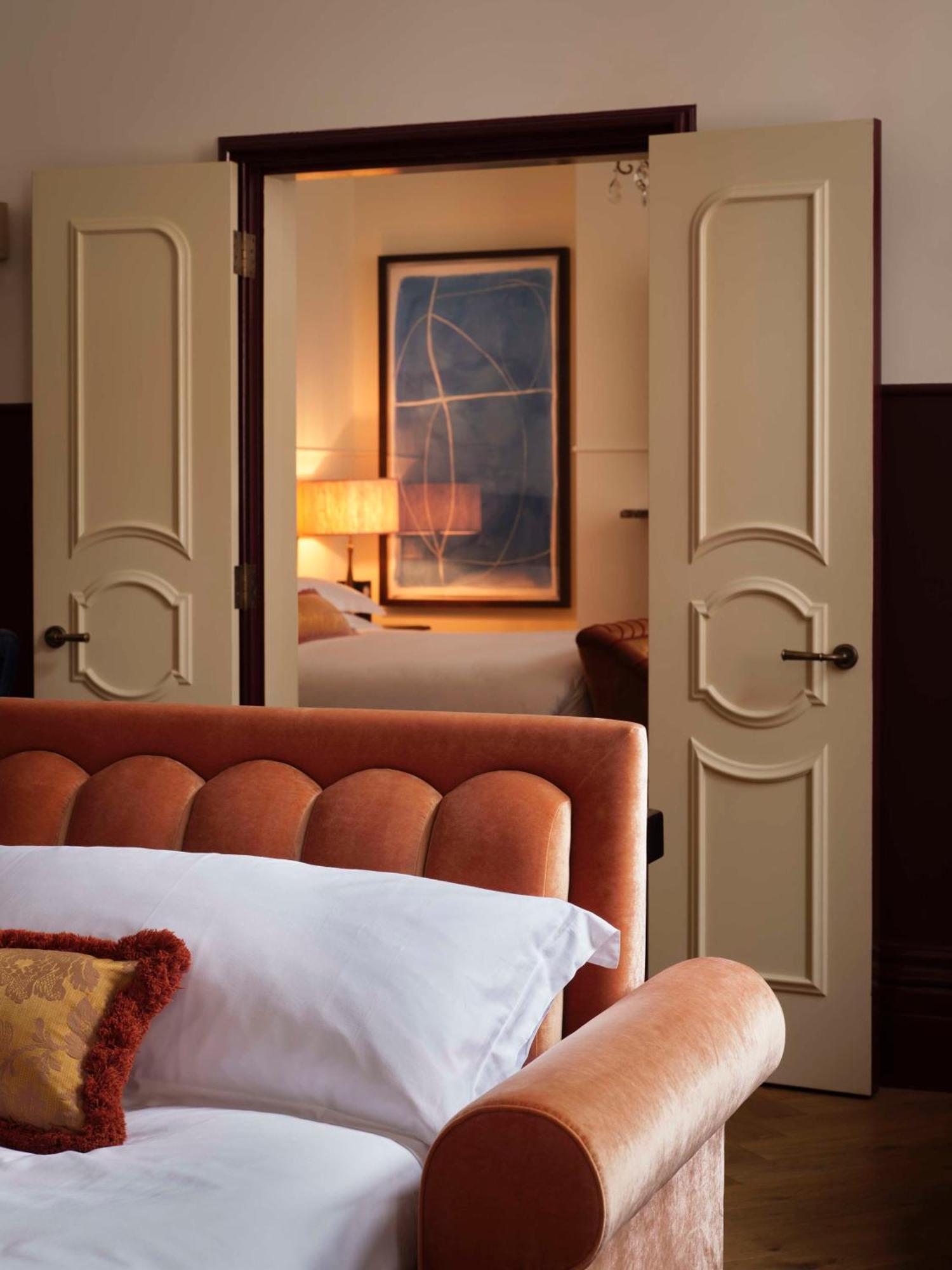 فندق Nomad لندن المظهر الخارجي الصورة A bedroom at The Ritz-Carlton, Dubai